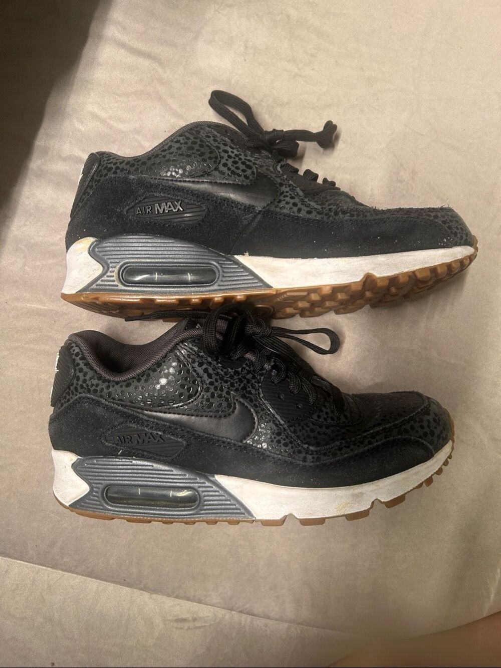 Nike Wmns Air Max 90 Premium shoes in black with a safari print - Picture 2 of 6
